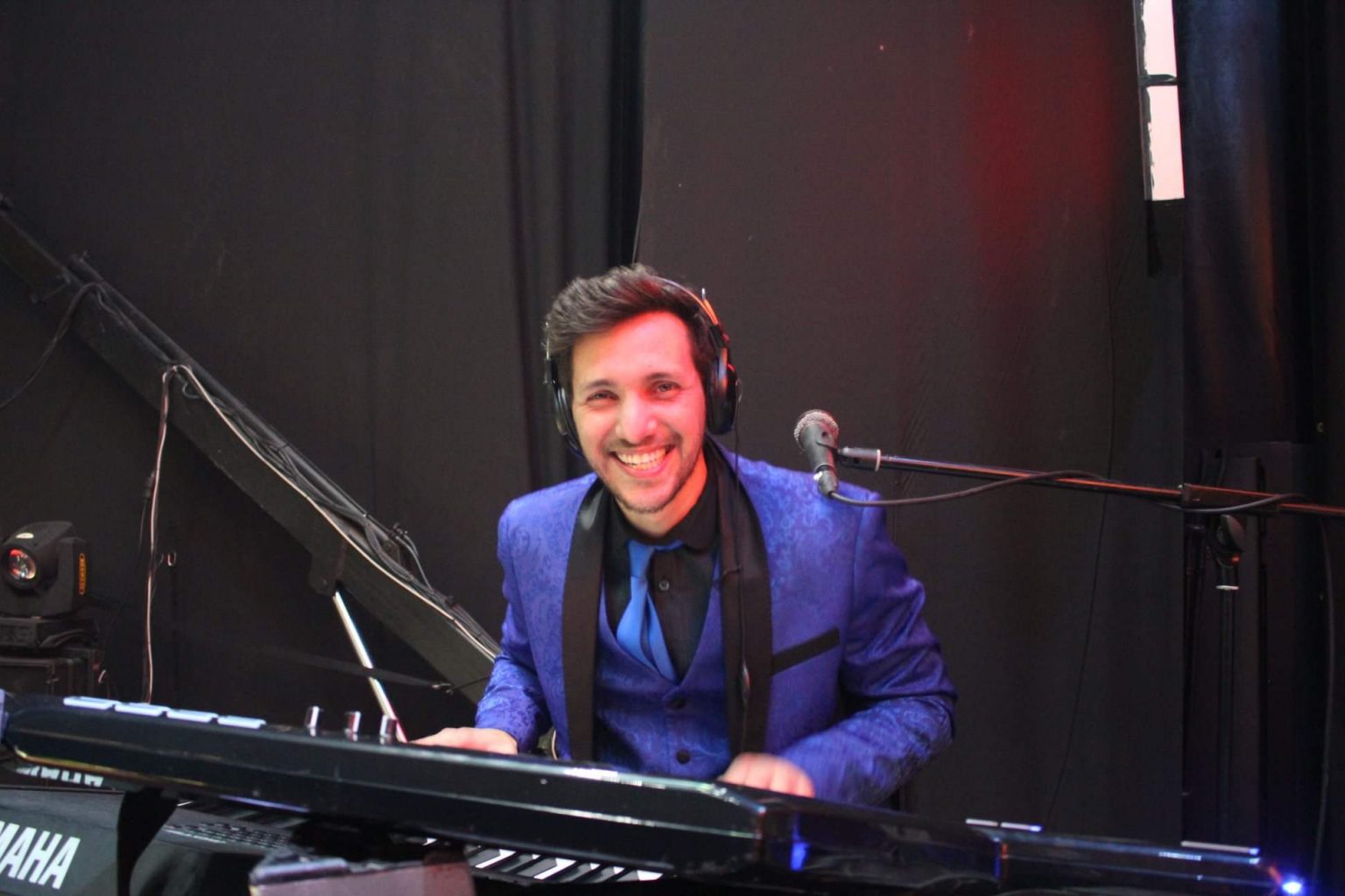 Alfredo tocando el piano, sonriendo a la cámara
